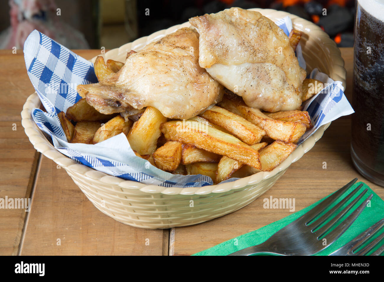 Un classique anglais plat de poulet rôti et des frites dans un panier Banque D'Images