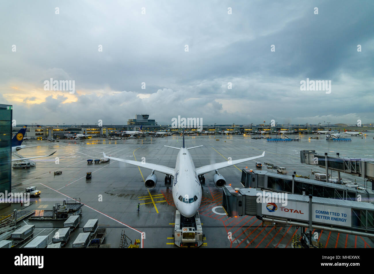 Airbus A330-300 de la compagnie aérienne Lufthansa prépare à décoller à l'aéroport de Francfort de l'Allemagne. Lufthansa, est la plus grande compagnie aérienne allemande. Banque D'Images