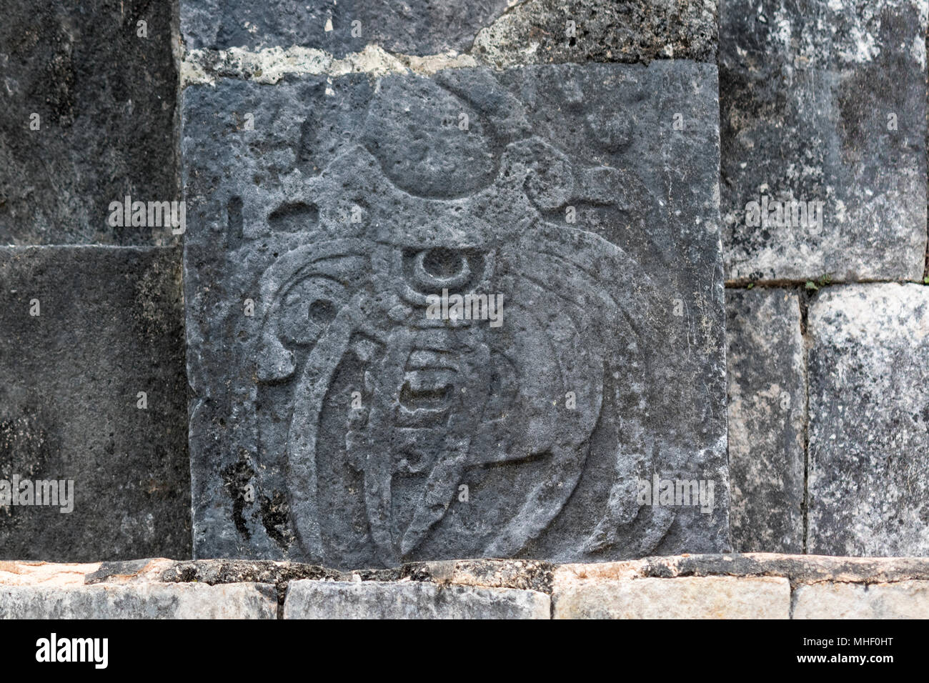 Bas-relief maya détail sur les murs de la cour de jeu de balle. Sorts et les images ont été très fréquentes lors de l'entrée des édifices religieux avant de sacrifices humains Banque D'Images