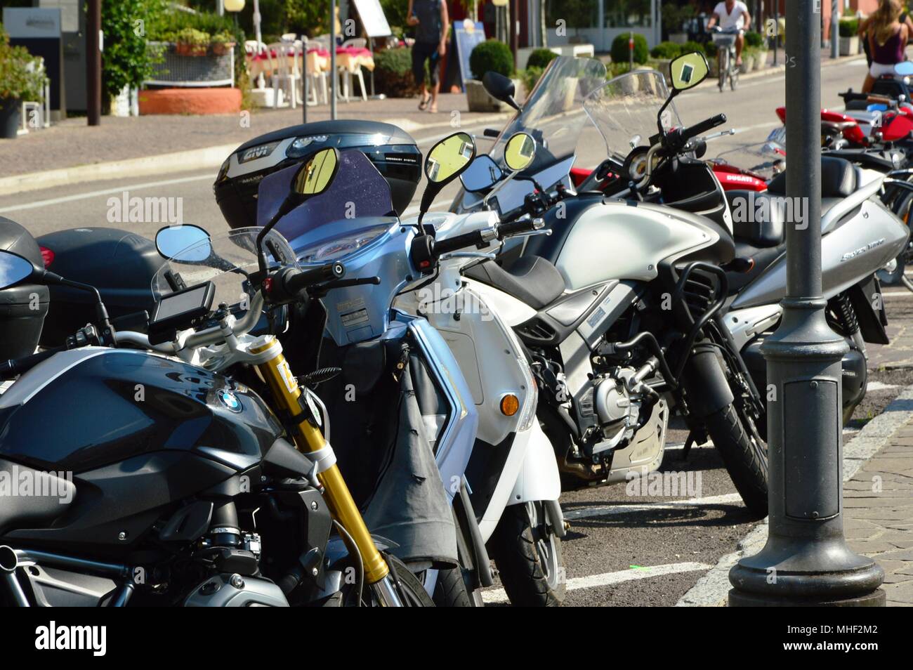Parking moto le long lac de Garde Banque D'Images