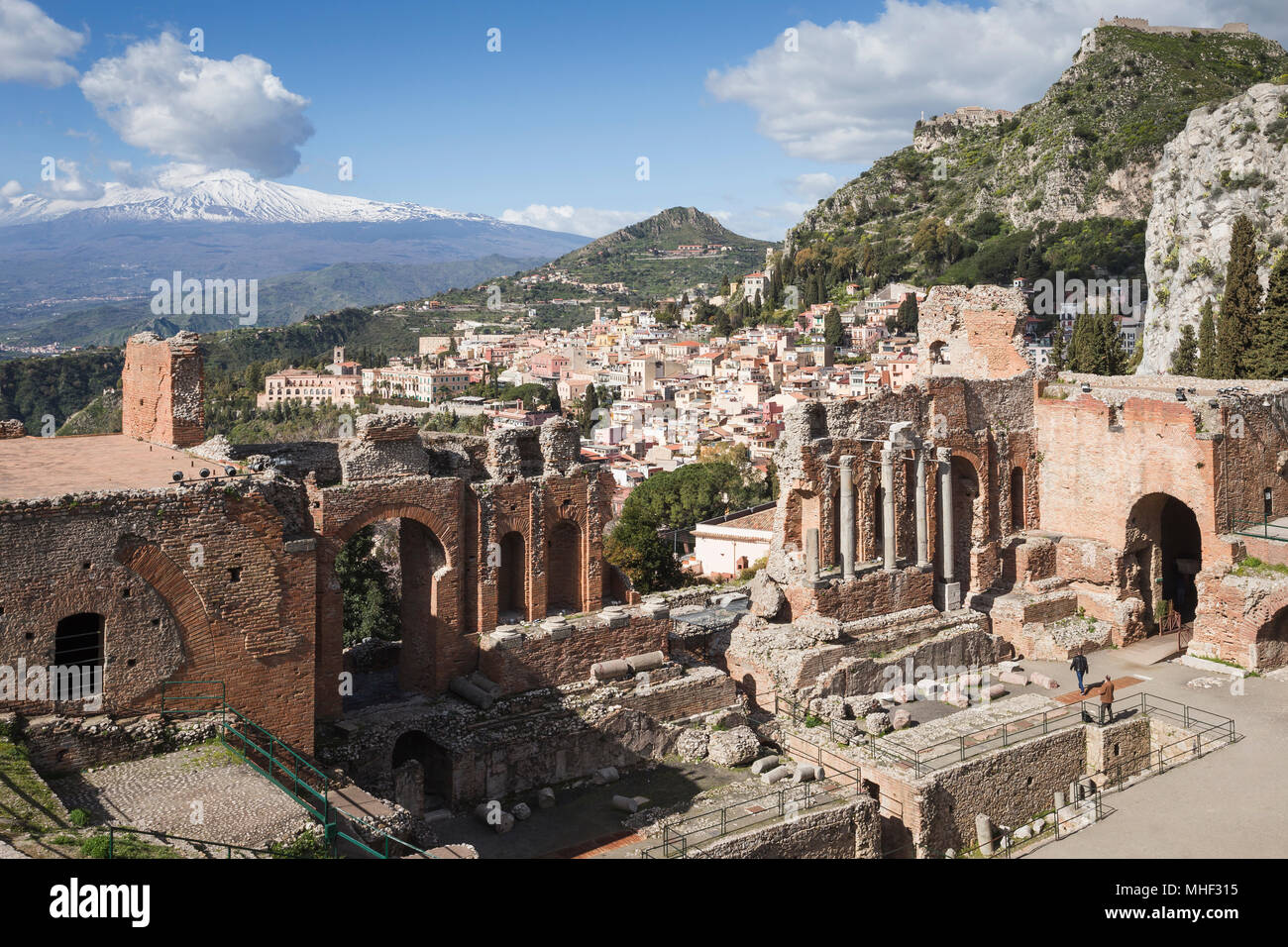 Ancien théâtre gréco-romain de Taormina, avec la ville et l'Etna, en Sicile. Banque D'Images