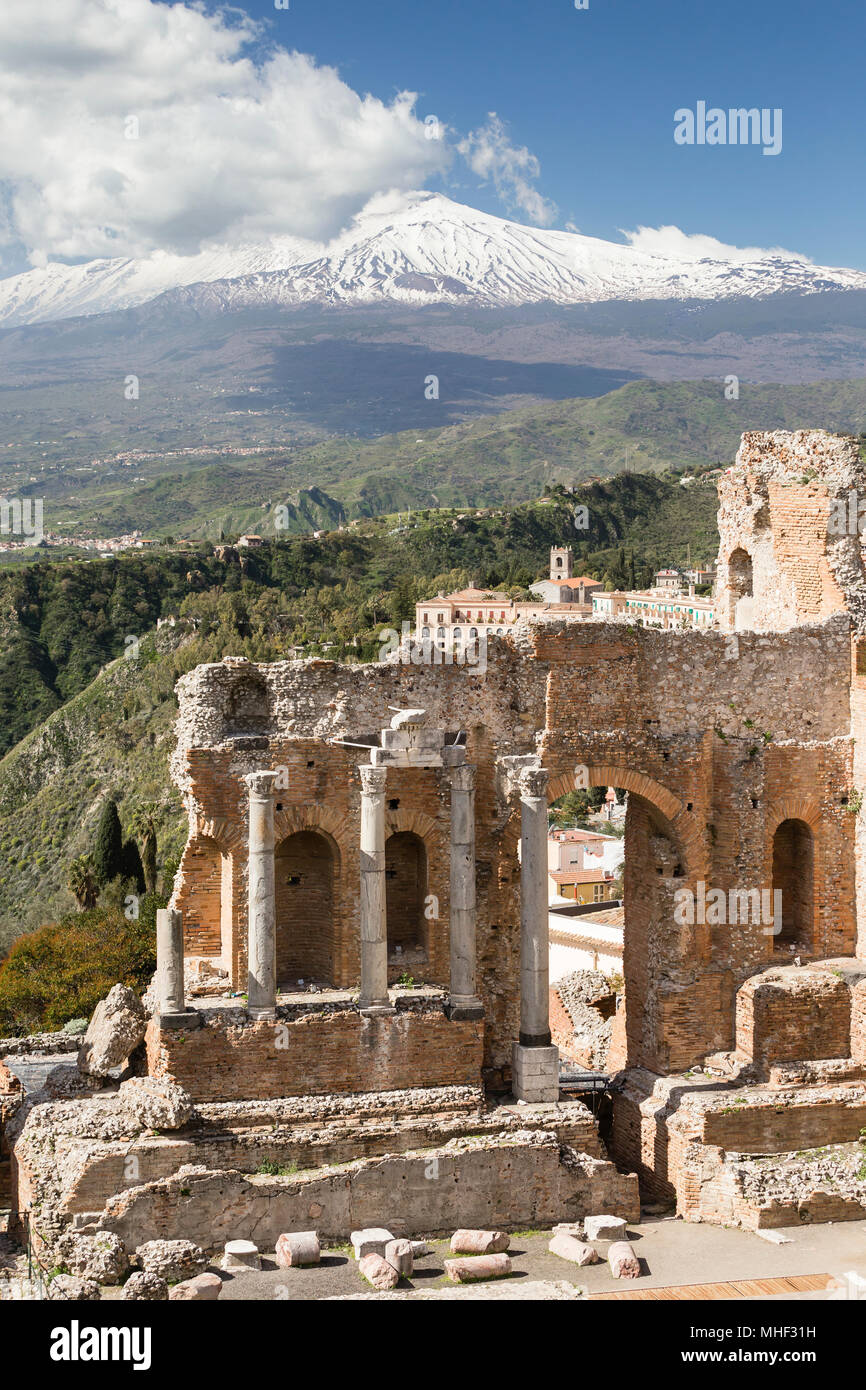 Théâtre antique de Taormina avec Mt. L'Etna, en Sicile. Banque D'Images