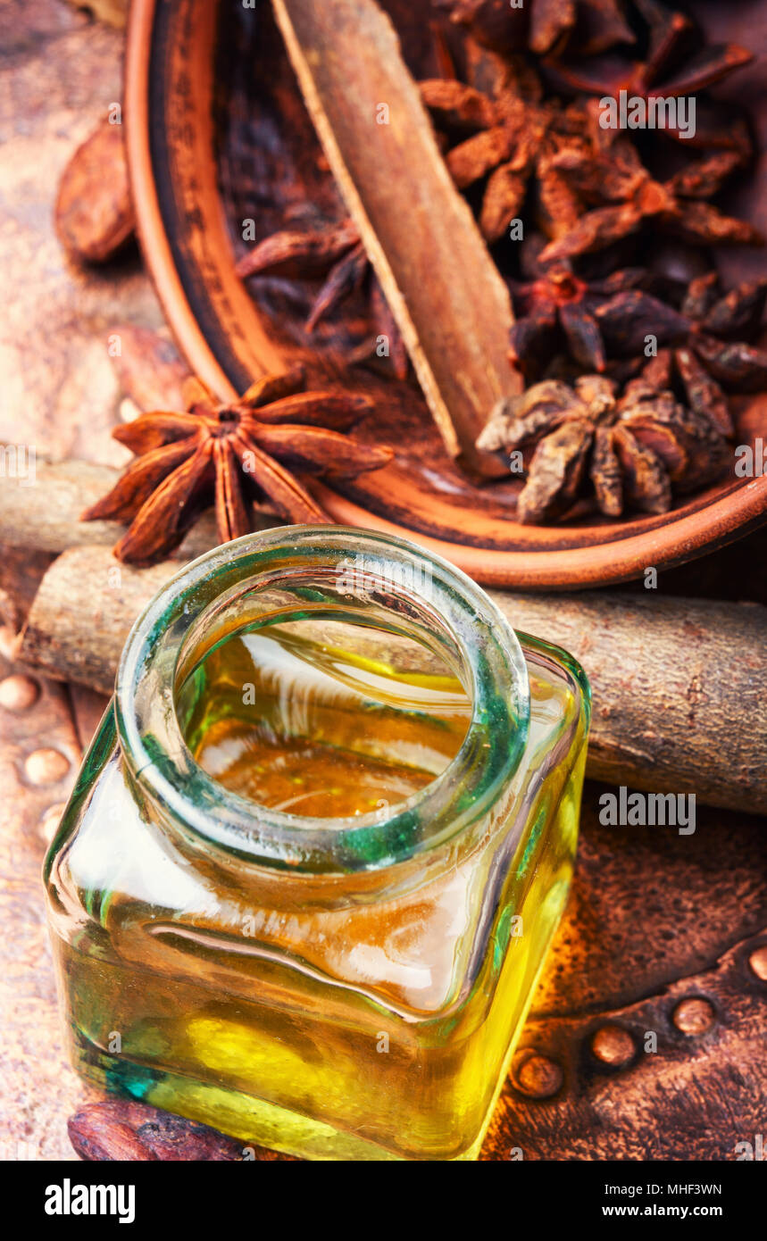 L'huile essentielle de cannelle et anis en bouteille Banque D'Images