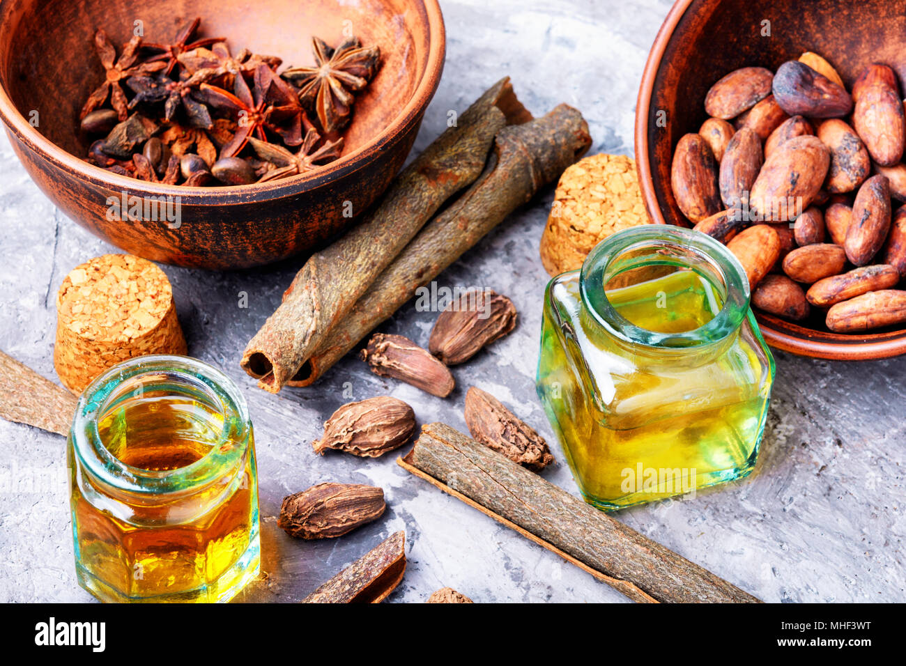 L'huile essentielle de cannelle et anis en bouteille Banque D'Images