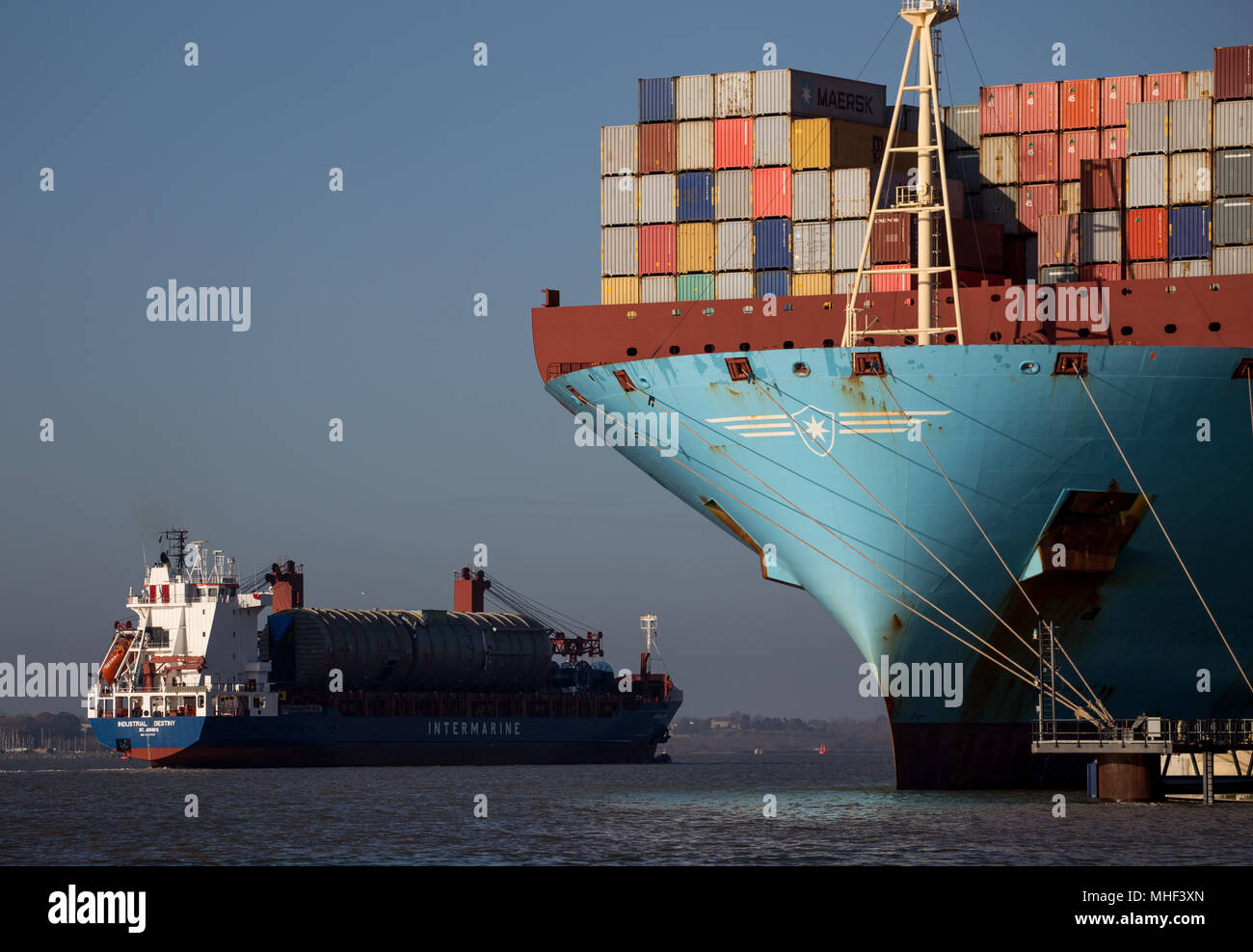 Maersk Container Ship, d'un zoom avant sur l'arc. Attaché au port. Un autre bateau passé Banque D'Images