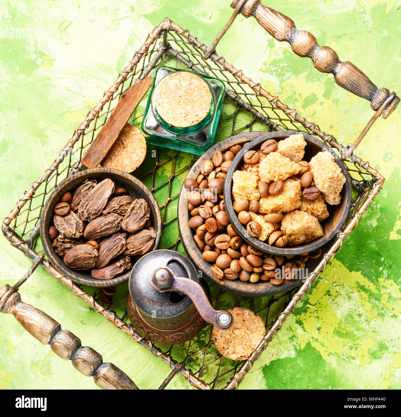 Les grains de café, cardamome, épices sucré dans un élégant panier Banque D'Images