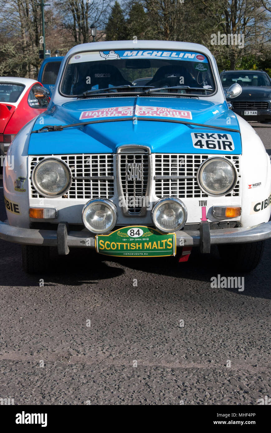 White & Blue Saab 96 V4 voiture rallye/vue portrait de blanc et de bleu a droite swedish rally prêt automobile salon de voiture véhicule stationné s Banque D'Images