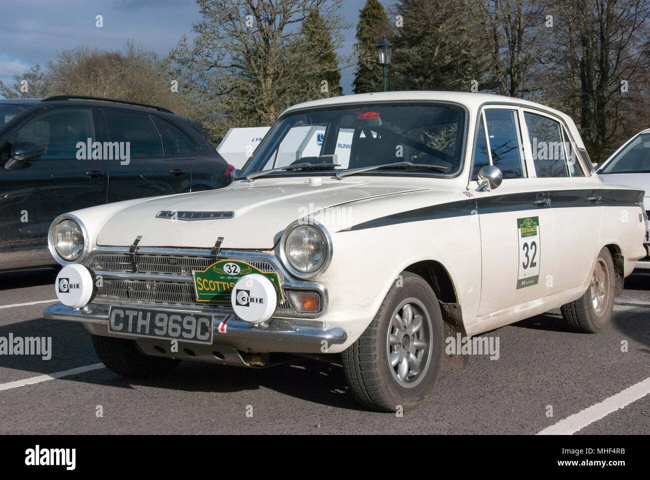 1965 Ford Cortina GT Blanc Mark 1 voiture rallye vue côté passager avant côté de blanc à droite de la quatre portes berline sport sport aut Banque D'Images