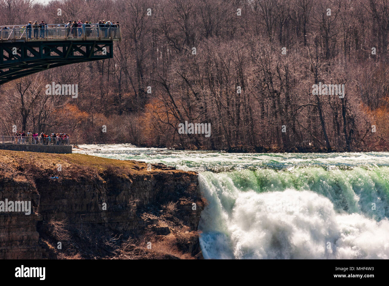 Les touristes à Niagara Falls, États-Unis d'Amérique, voir la crête de Niagara Falls comme l'eau fait son chemin au-dessus de la tombe. Banque D'Images