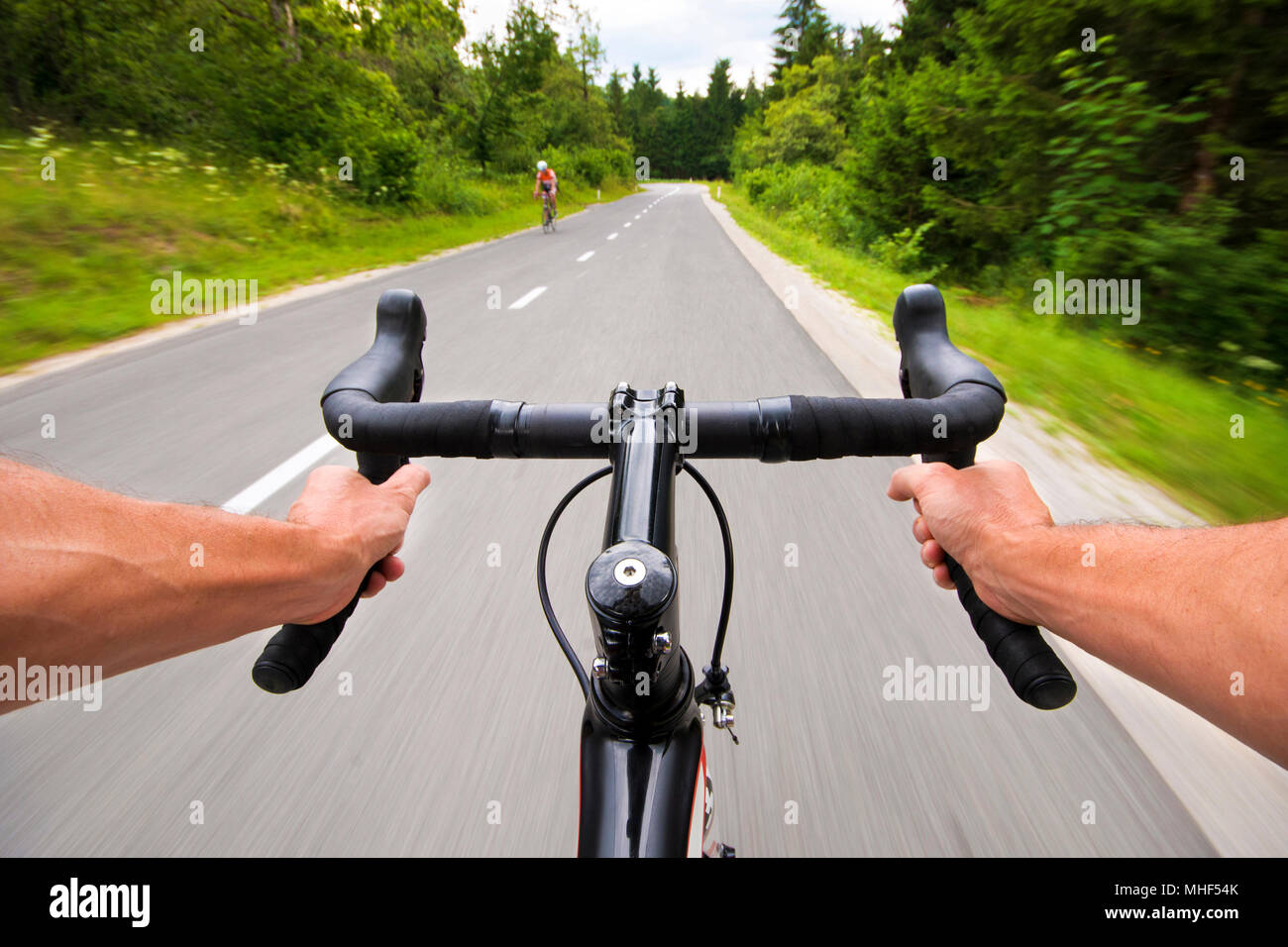 Vélo de route vitesse grand angle shoot dans la nature Banque D'Images