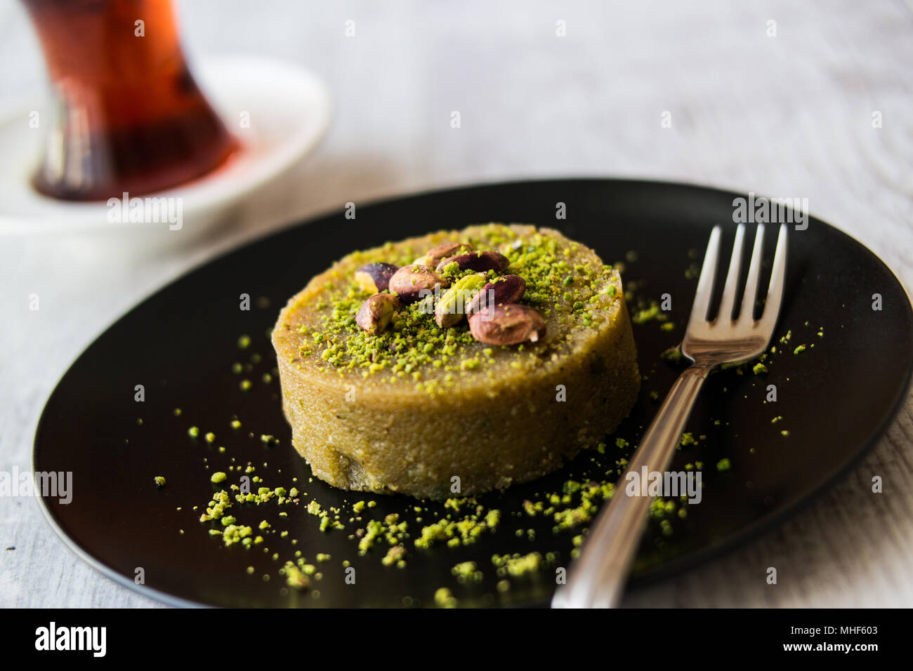 Irmik Helvasi Dessert Turc Semoule Avec Poudre De Pistache Et The Photo Stock Alamy