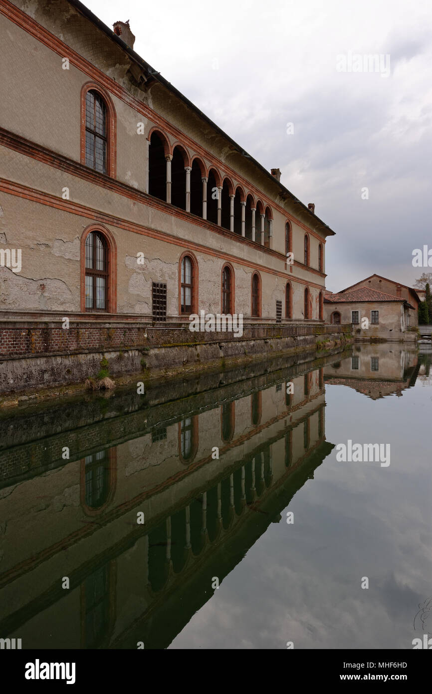 Visconti Palace à Cuggiono avec douves réflexions Banque D'Images