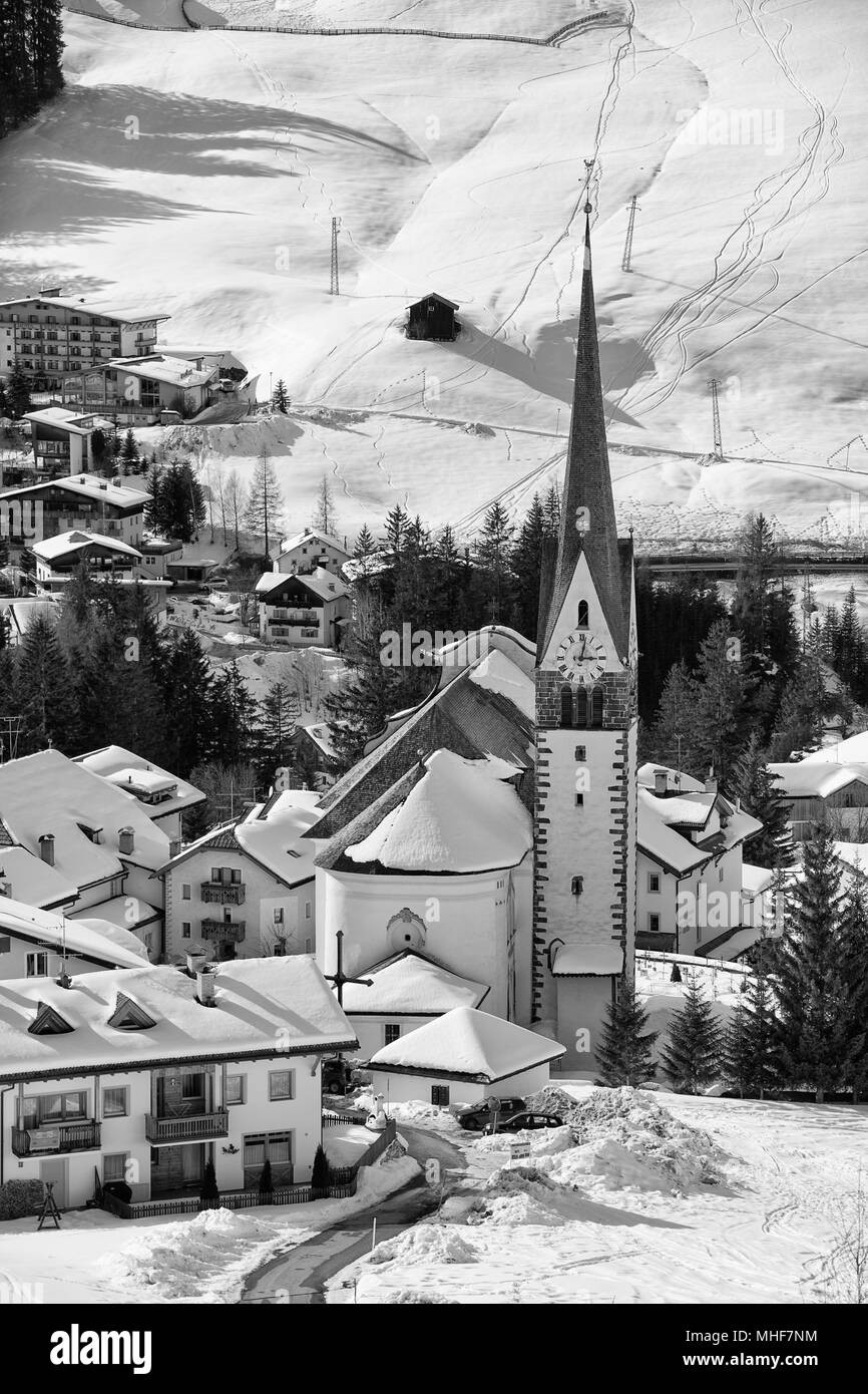 San Leonardo Dolomites village vue aérienne Banque D'Images