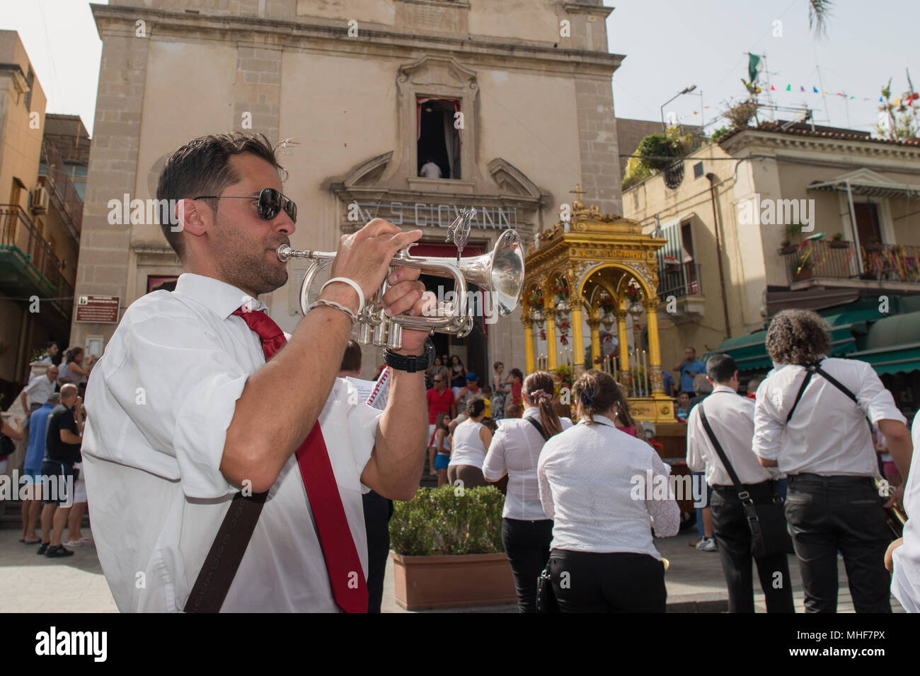 ACI TREZZA, ITALIE - 24 juin, 2014 - San Giovanni défilé traditionnel avec 'pisci a mari' show où ils reproduisent rouge chasse. Le thon est joué par un jeune Banque D'Images