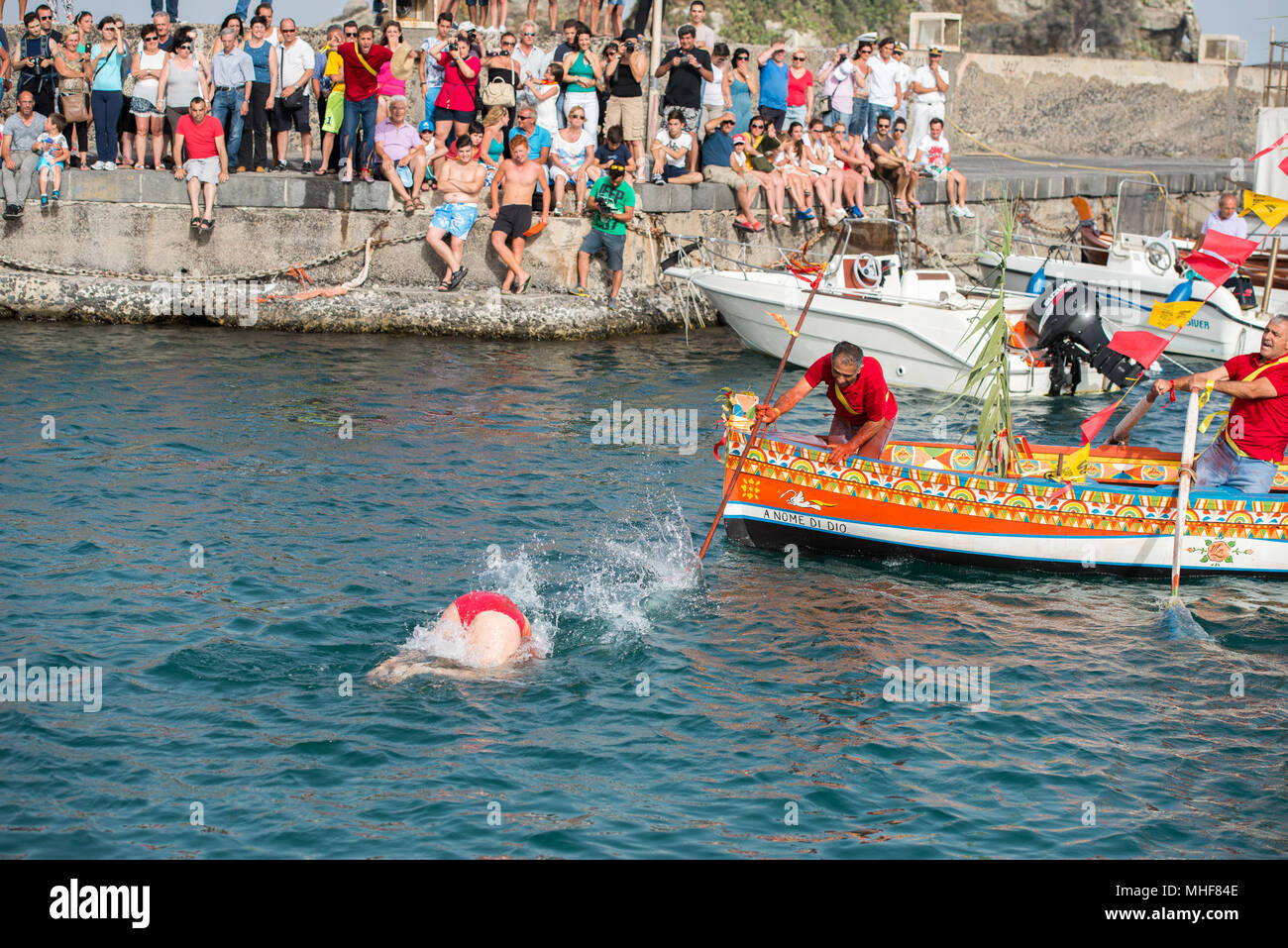 ACI TREZZA, ITALIE - 24 juin, 2014 - San Giovanni défilé traditionnel avec 'pisci a mari' show où ils reproduisent rouge chasse. Le thon est joué par un jeune Banque D'Images