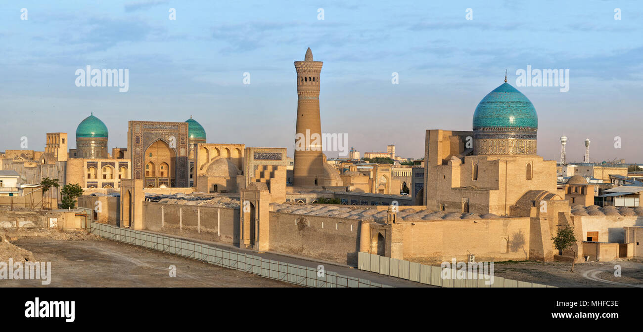 Aerial cityscape de Boukhara sur sunset avec Po-i-Kalan complexe architectural et Kalyan minaret, Ouzbékistan Banque D'Images