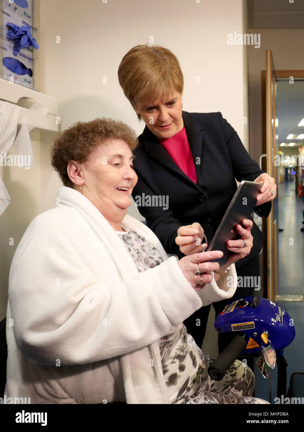 Premier ministre Nicola Sturgeon patient rencontre Patricia Pearson, de Dunfermline, lors d'une visite à l'Edinburgh Royal Infirmary, alors qu'elle marque le prix à l'unité minimale pour l'entrée en vigueur de l'alcool et de rencontrer les patients atteints de maladies chroniques du foie et les cliniciens spécialisés. Banque D'Images