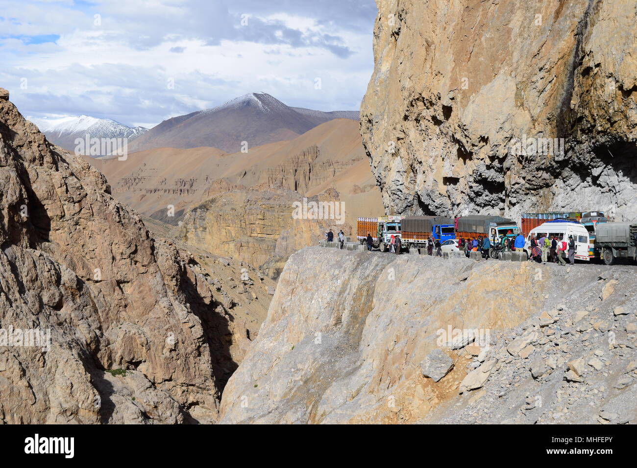 Route étroite de montagne, les touristes et tous les autres véhicules passe par elle aventure voyage autoroute dans ladakh kashmir inde Banque D'Images