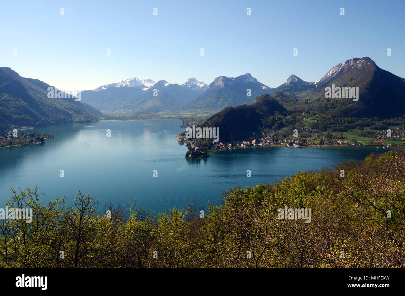 Grande vue du lac d'Annecy, les montagnes et la ville de roc de chere, France Banque D'Images