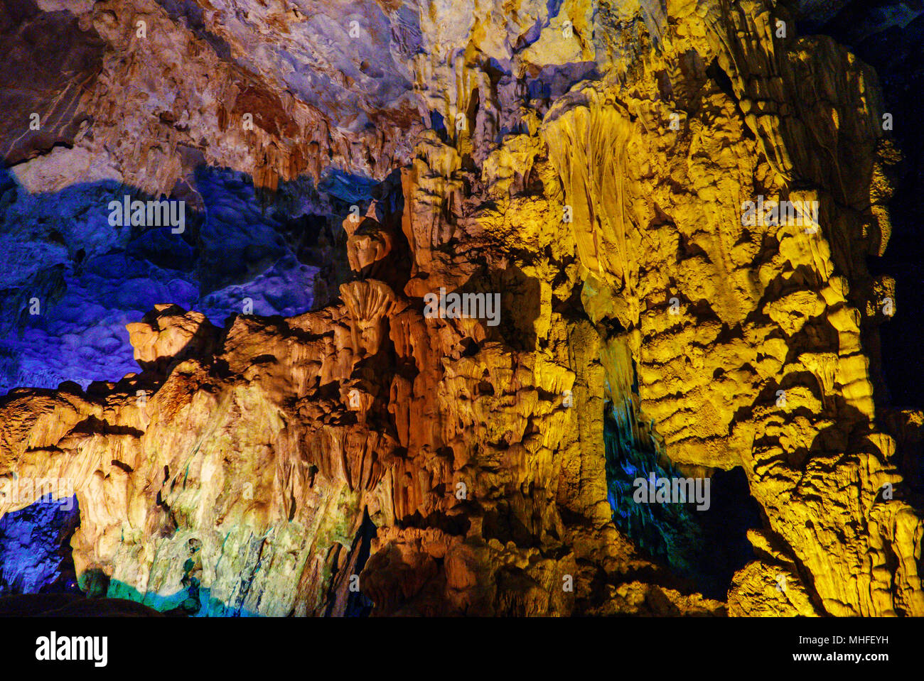 L'intérieur coloré d'accrocher la caverne Sung Sot site du patrimoine mondial en Baie d'Halong, Vietnam Banque D'Images