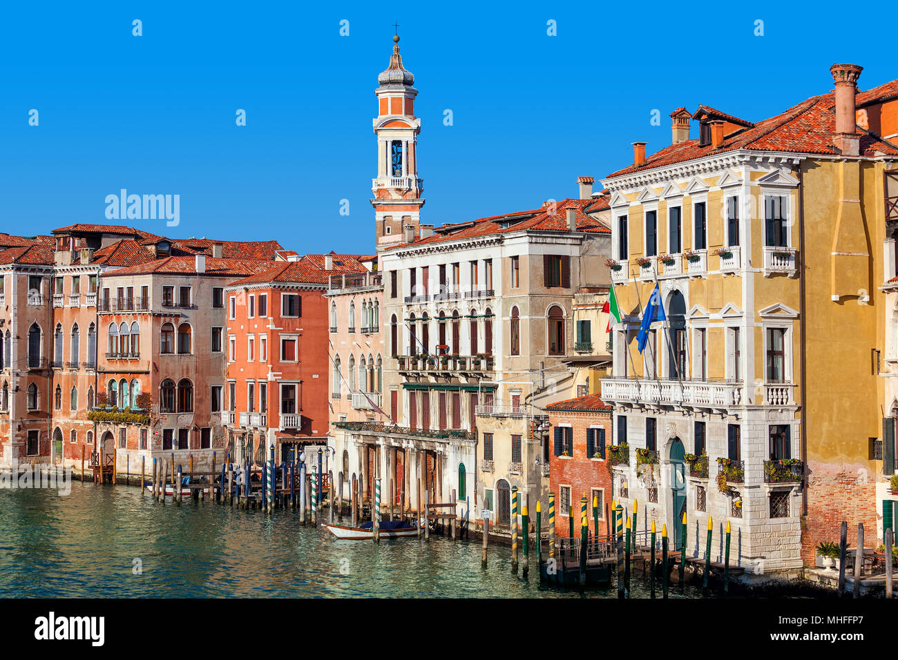 Vue de bâtiments colorés le long de grand canal sous ciel bleu à Venise, Italie. Banque D'Images