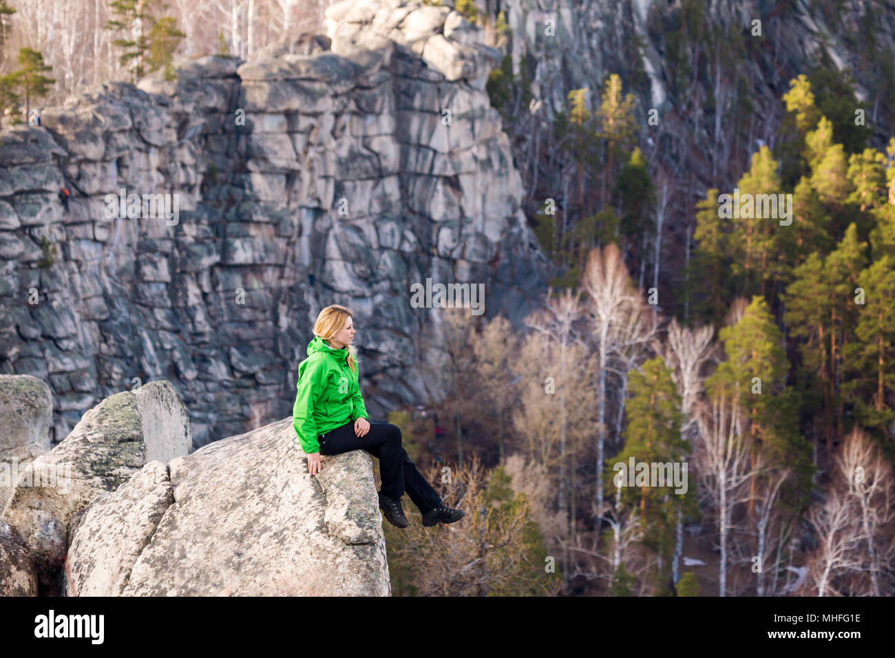 Young woman posing on cliff's edge. Banque D'Images