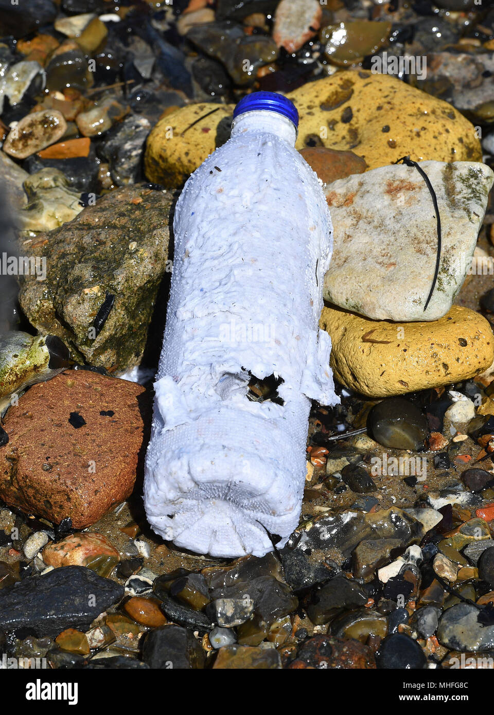 L'une des bouteille inventé par James Longcroft que lorsqu'il est immergé dans l'eau se dissout complètement, et peut aider à arrêter la montée de la pollution par les déchets en plastique des mers du monde. Banque D'Images
