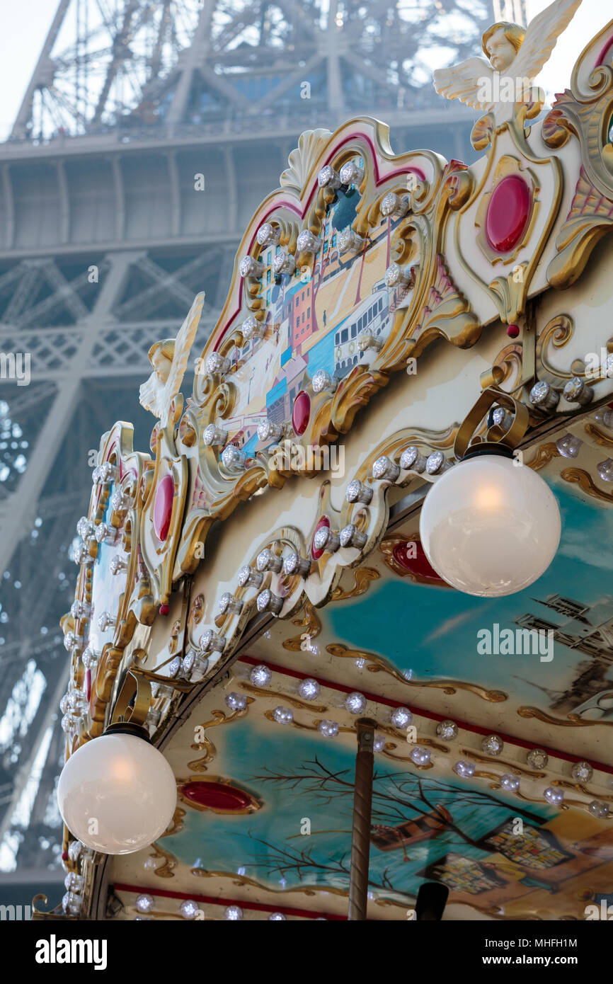 Carrousel Vintage près de la Tour Eiffel à Paris Banque D'Images