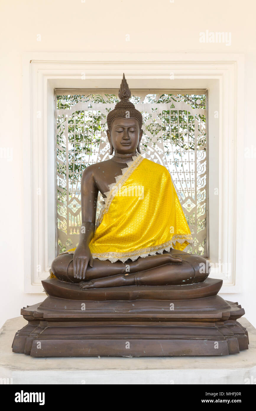 Les anciennes images de Bouddha au temple thaïlandais Banque D'Images