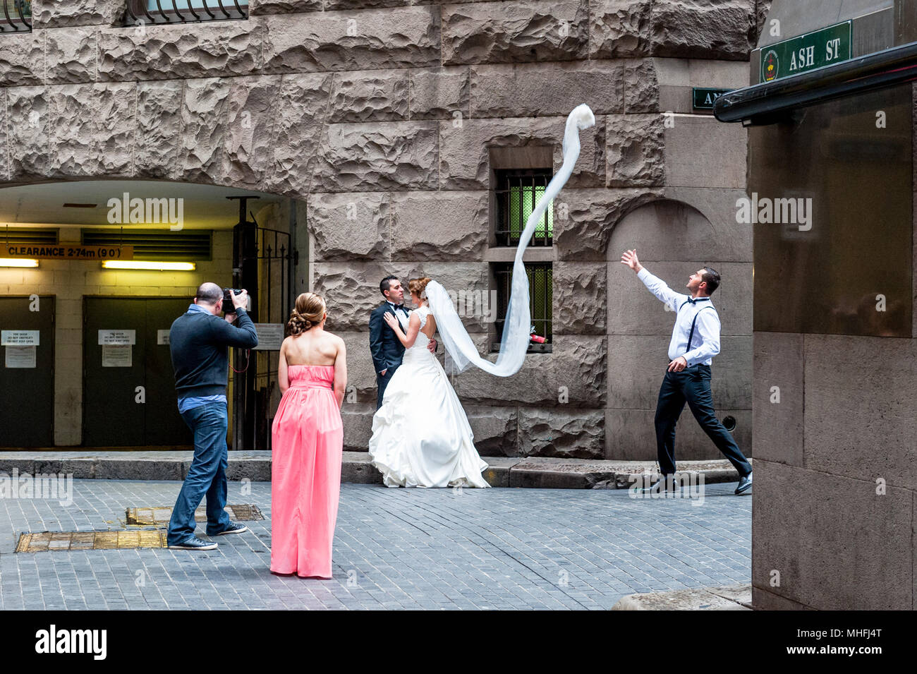 Un photographe de mariage saisit l'instant avec une femme et un homme à Sydney en Nouvelle-Galles du Sud, Australie. Banque D'Images