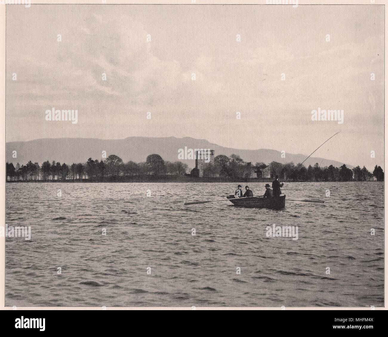 Lochleven Castle, qui s'élève de l'extérieur les eaux du magnifique lac situé au milieu des collines sauvages sombre de Kinross, est un ajustement sett… Banque D'Images