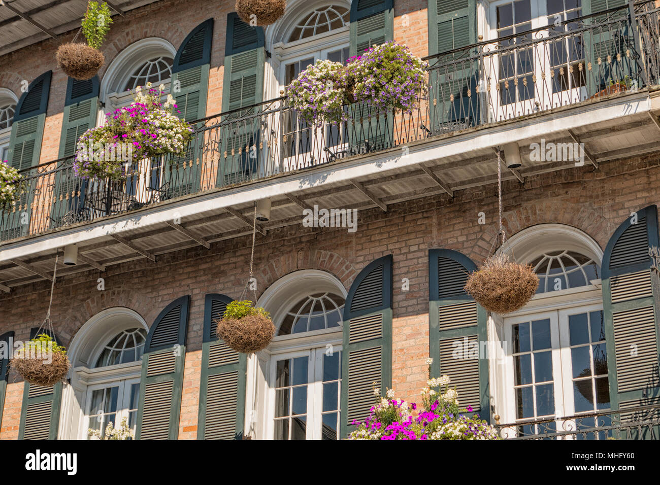 La pendaison des jardinières et les jardinières suspendues à un balcon en fer forgé dans le quartier français de La Nouvelle-Orléans, Louisiane Banque D'Images