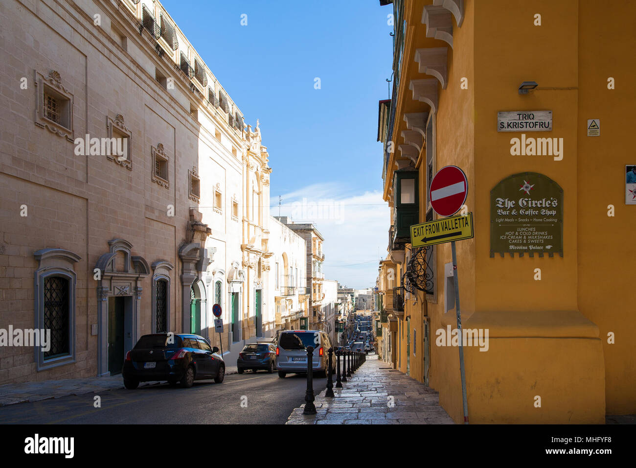 Les rues étroites et serrées sont une caractéristique de la capitale de La Valette sur l'île de Malte. Banque D'Images