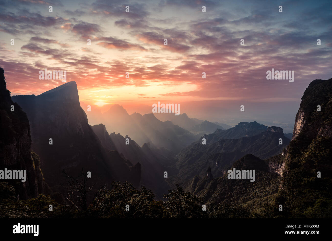 Vue panoramique artistique de la montagne Tianmen au coucher du soleil à Zhangjiajie, Province du Hunan, Chine Banque D'Images