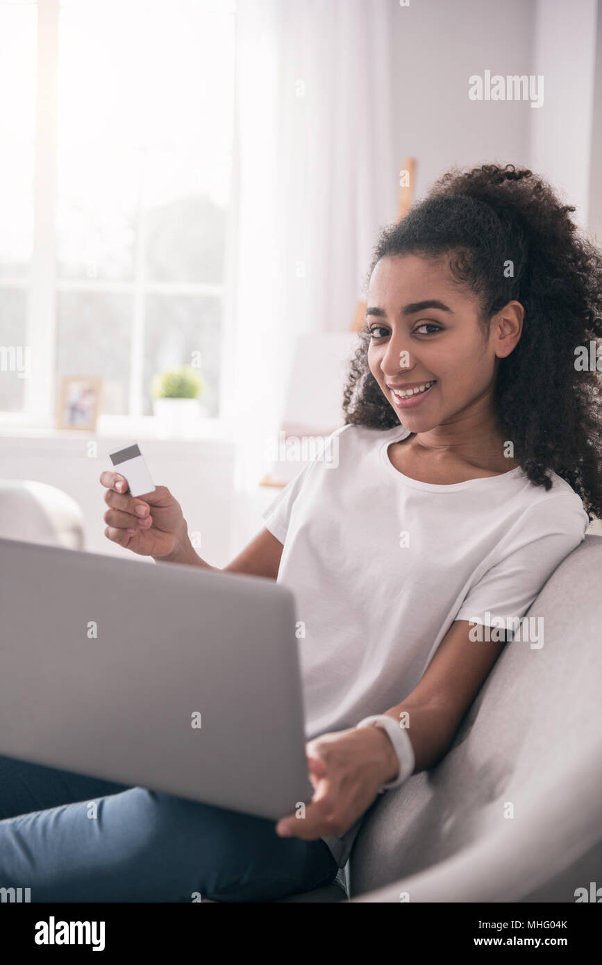 Femme heureuse joyeuse à l'aide de système bancaire en ligne Banque D'Images Femme heureuse joyeuse à l'aide de système bancaire en ligne Banque D'Images