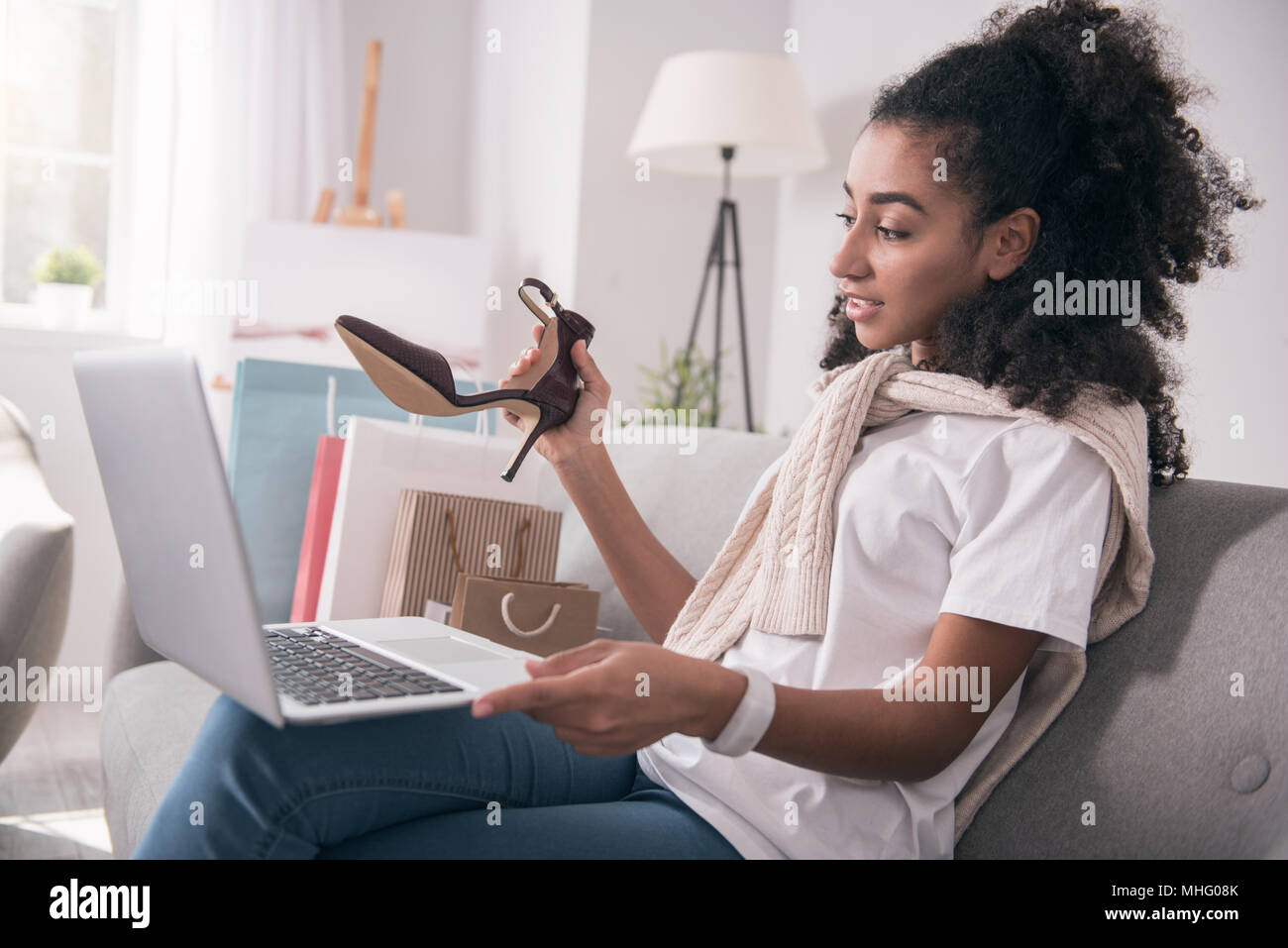 Belle belle femme montrant ses chaussures Banque D'Images