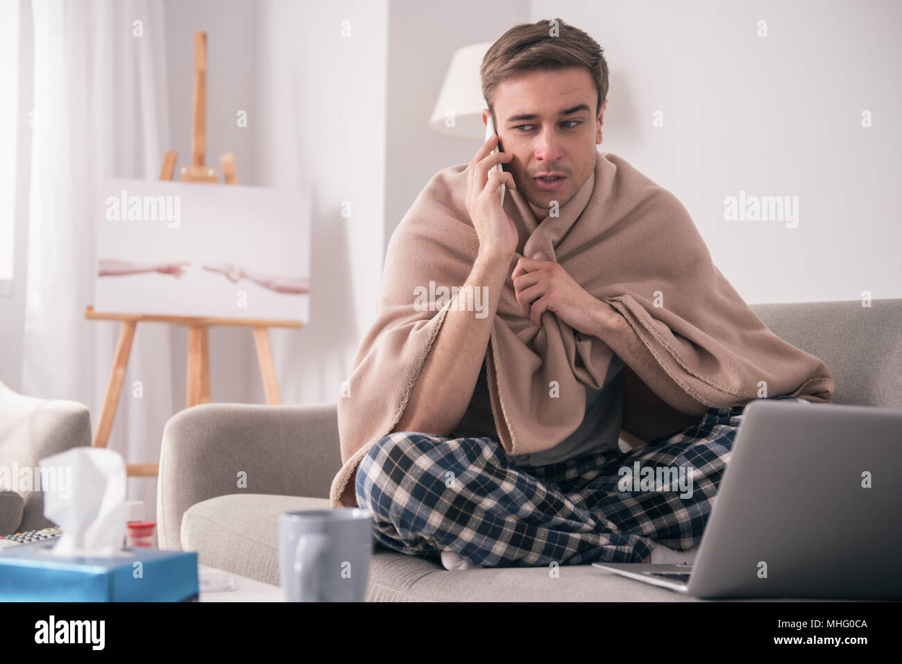 Malheureux malade man talking on the phone Banque D'Images