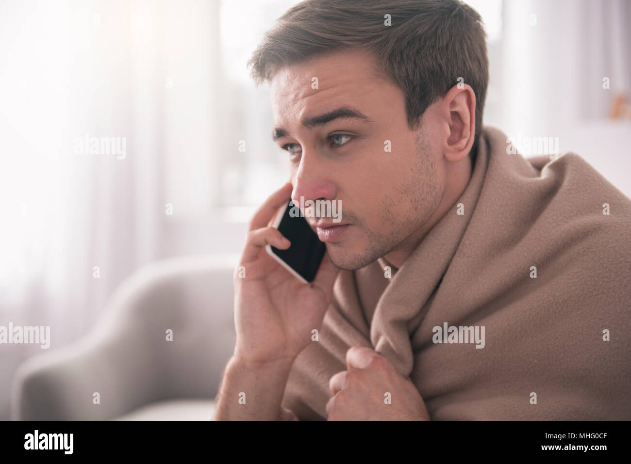 Triste homme malade de faire un appel Banque D'Images