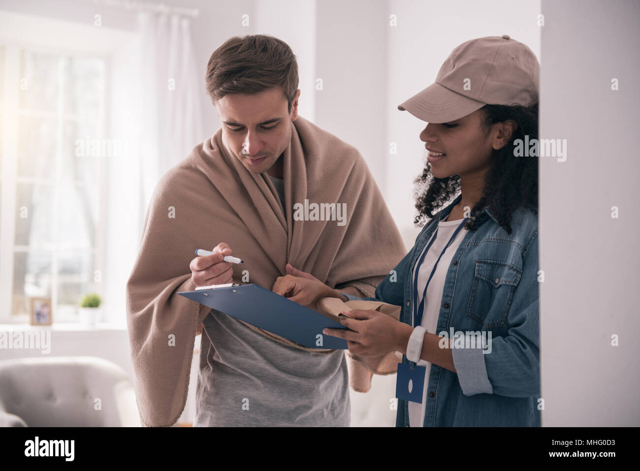 Bon jeune homme à mettre sa signature Banque D'Images
