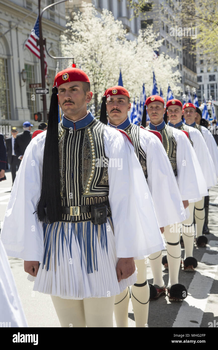 La Journée de l'indépendance de la parade dans la ville de New York. Garde du président grec mars dans le défilé dans la 5e Avenue. Banque D'Images