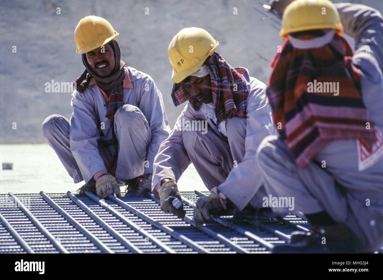 Travailleurs étrangers au travail sur un projet de construction dans le centre de Riyad. Banque D'Images