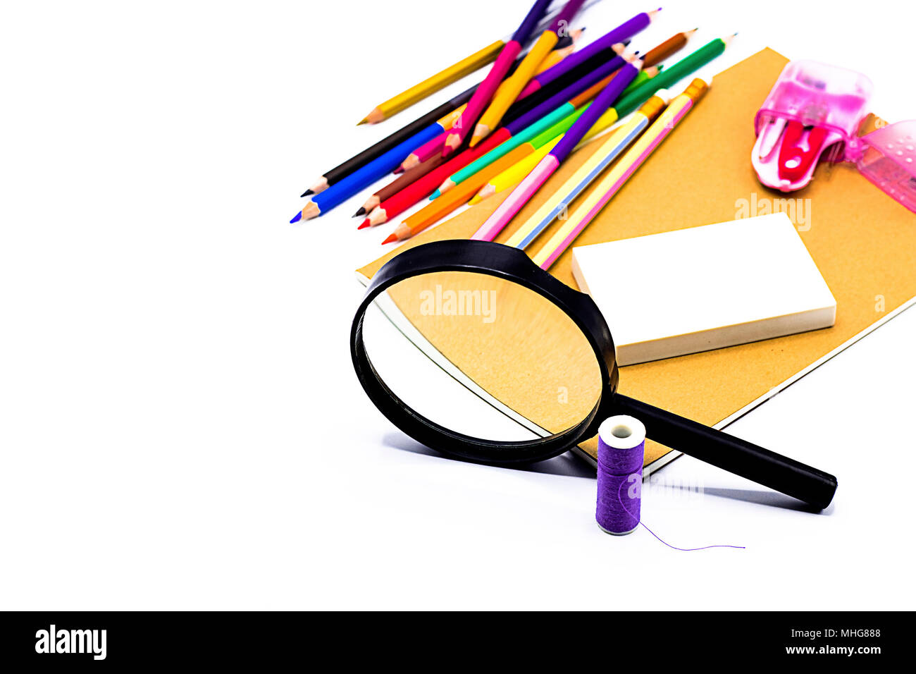 Stylo crayon ,livres,Ciseaux,et de l'équipement de bureau à bord d'arrière-plan, l'éducation et de nouveau à l'école concept,clipping path Banque D'Images