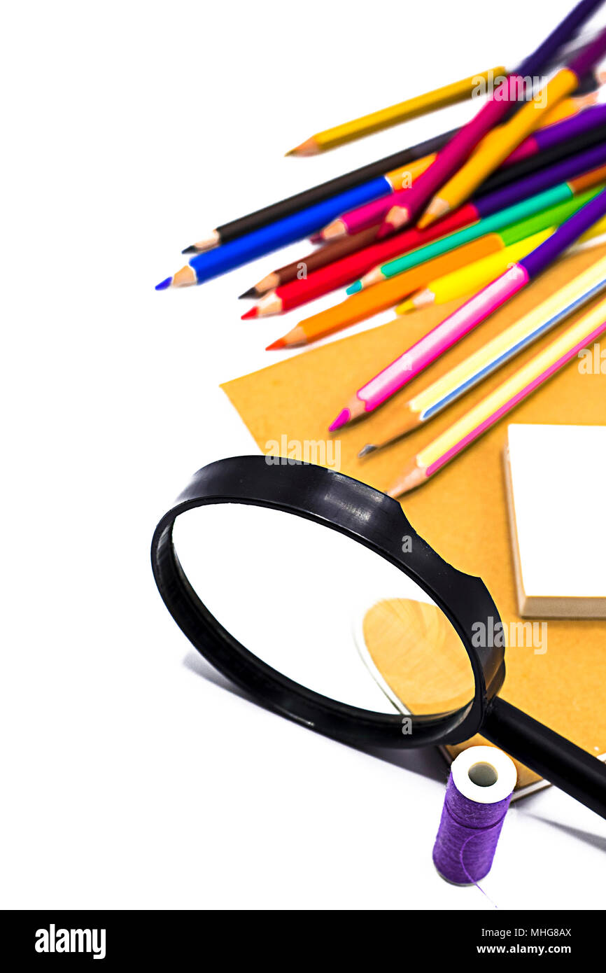 Stylo crayon ,livres,Ciseaux,et de l'équipement de bureau à bord d'arrière-plan, l'éducation et de nouveau à l'école concept,clipping path Banque D'Images