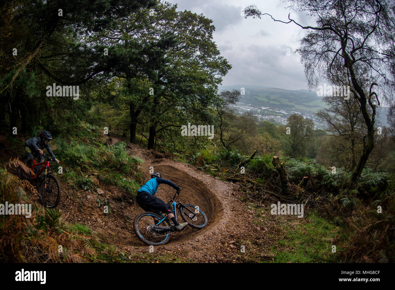 Deux cyclistes de montagne ride un sentier au Bikepark de galles près de Merthyr Tydfil, Galles du Sud. Banque D'Images