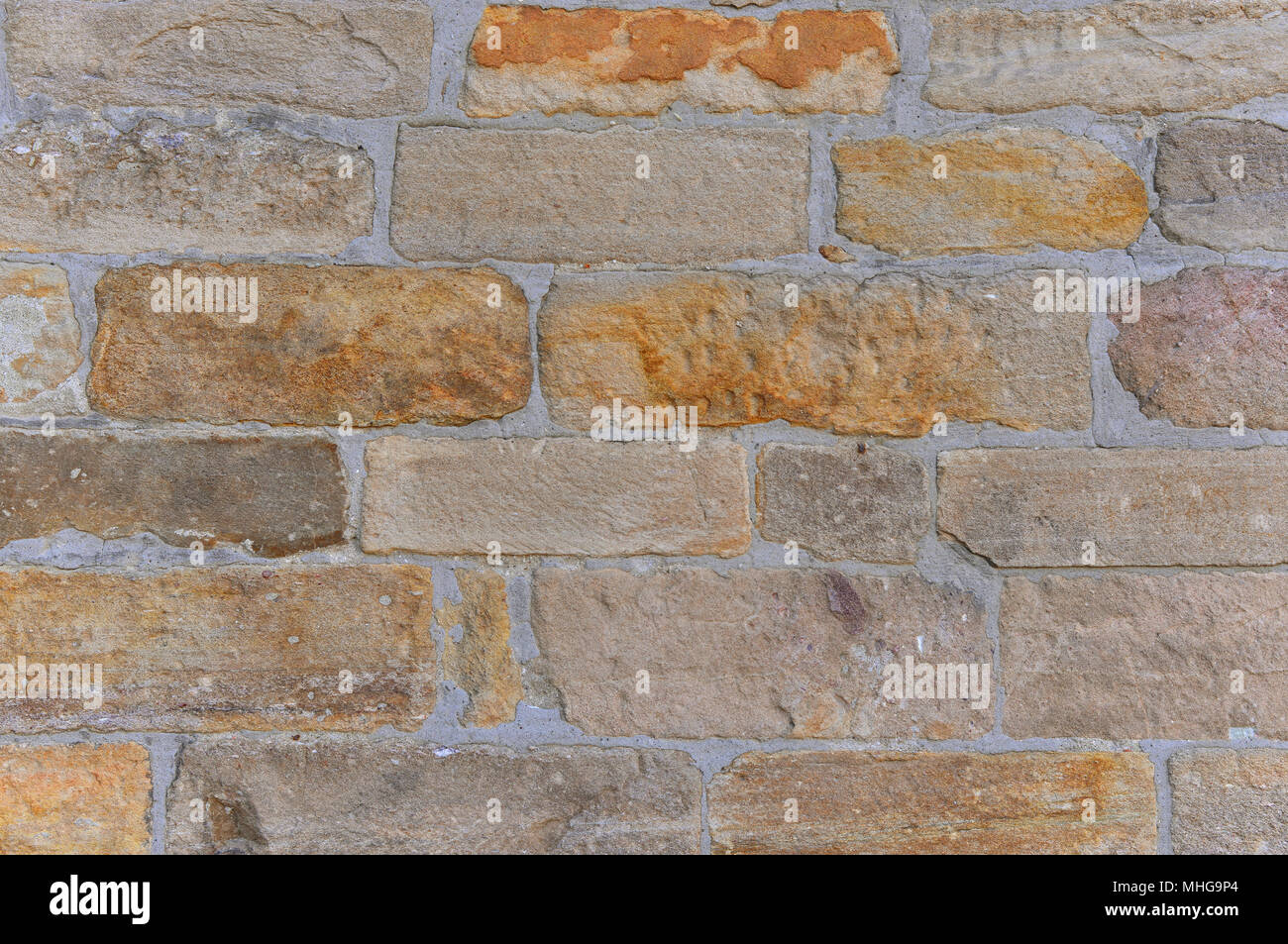 Vieux Mur de blocs de pierre avec mortier en arrière-plan Banque D'Images