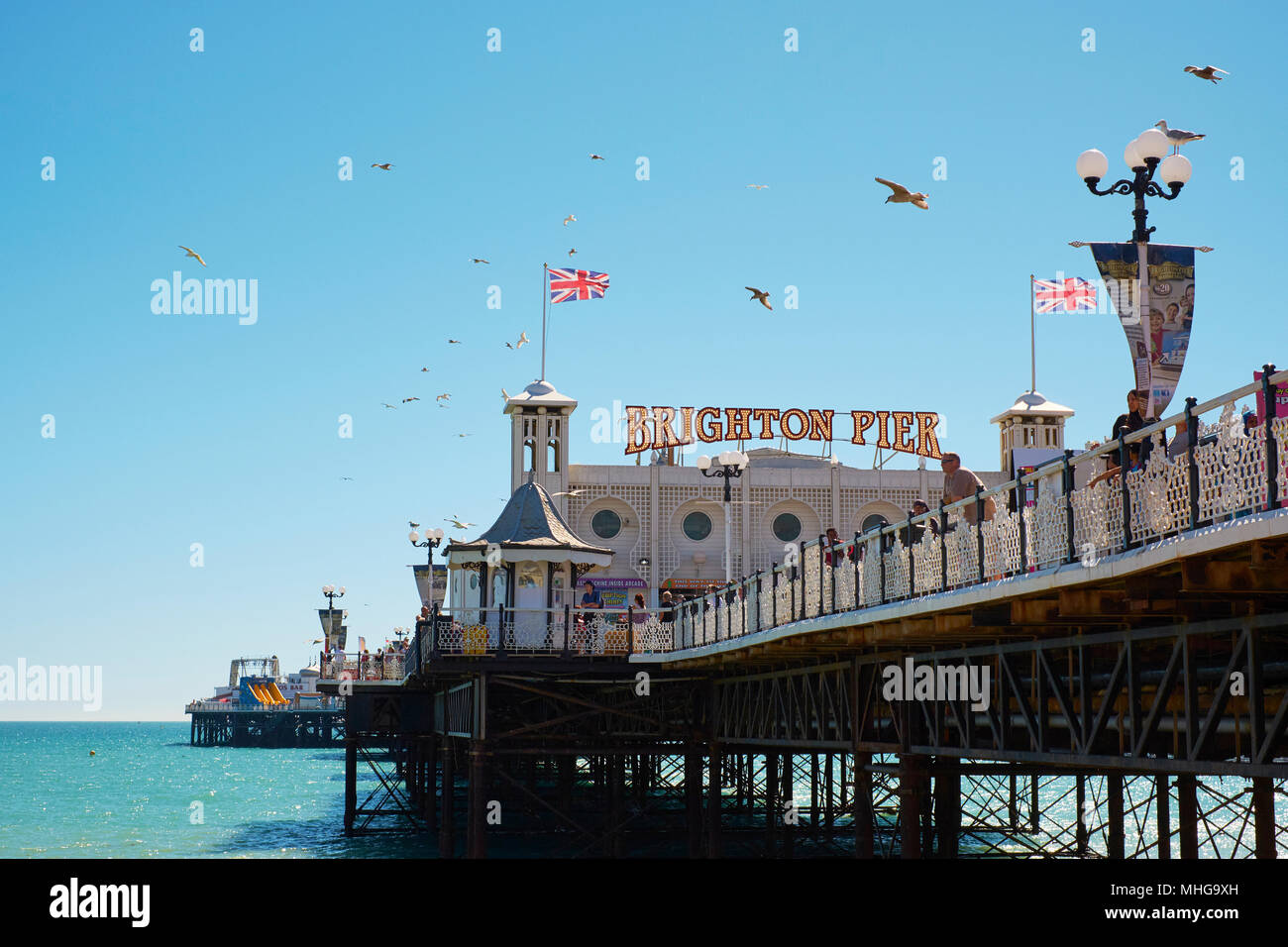 La jetée de Brighton et des mouettes dans le ciel bleu de l'été à Sussex England UK Banque D'Images