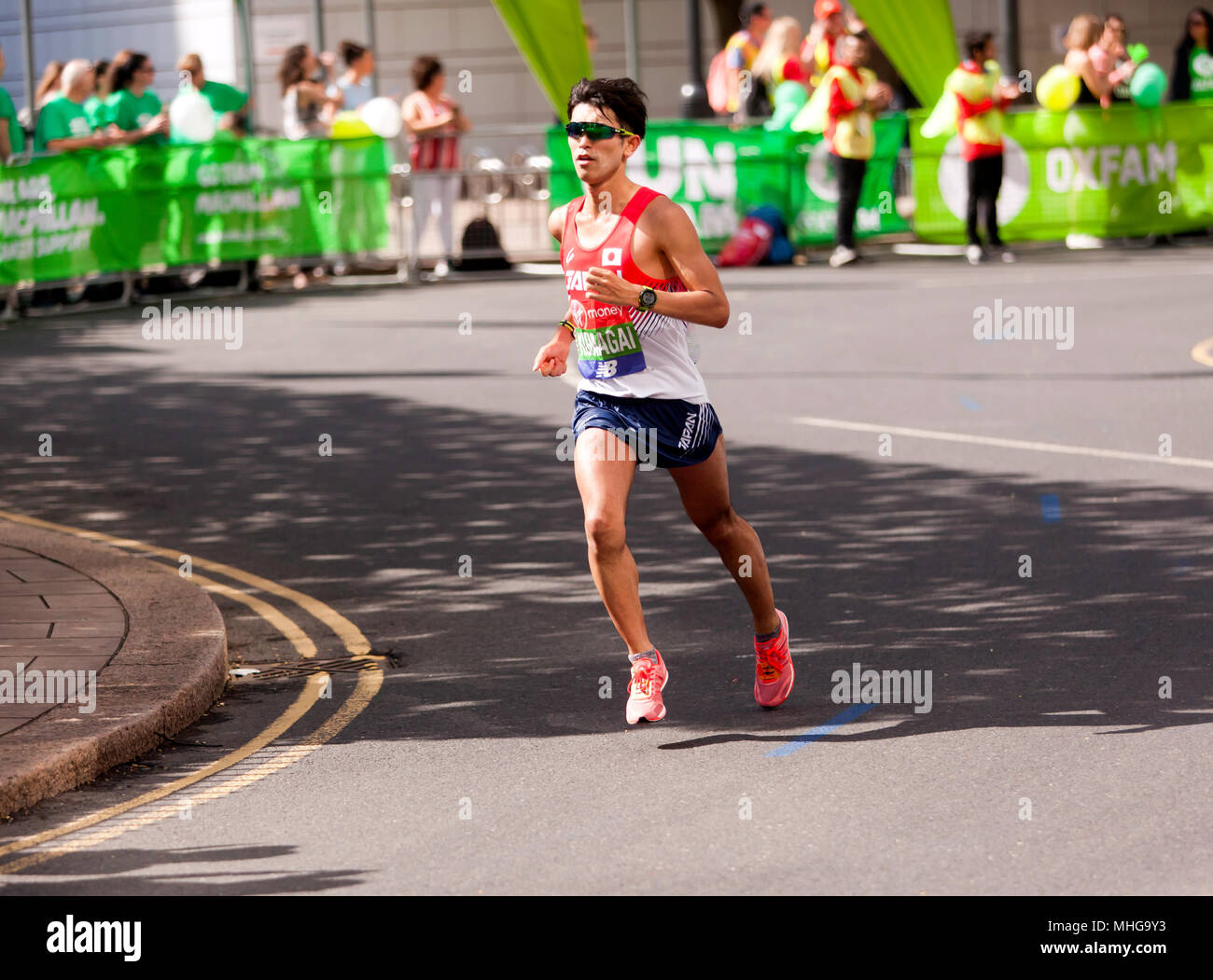 Yutaka Kumagai, en compétition dans le monde Para athlétisme Marathon Coupe du monde, une partie de la 2018 Marathon de Londres. Yutaka a terminé 5e dans un temps de 02:39:10 Banque D'Images