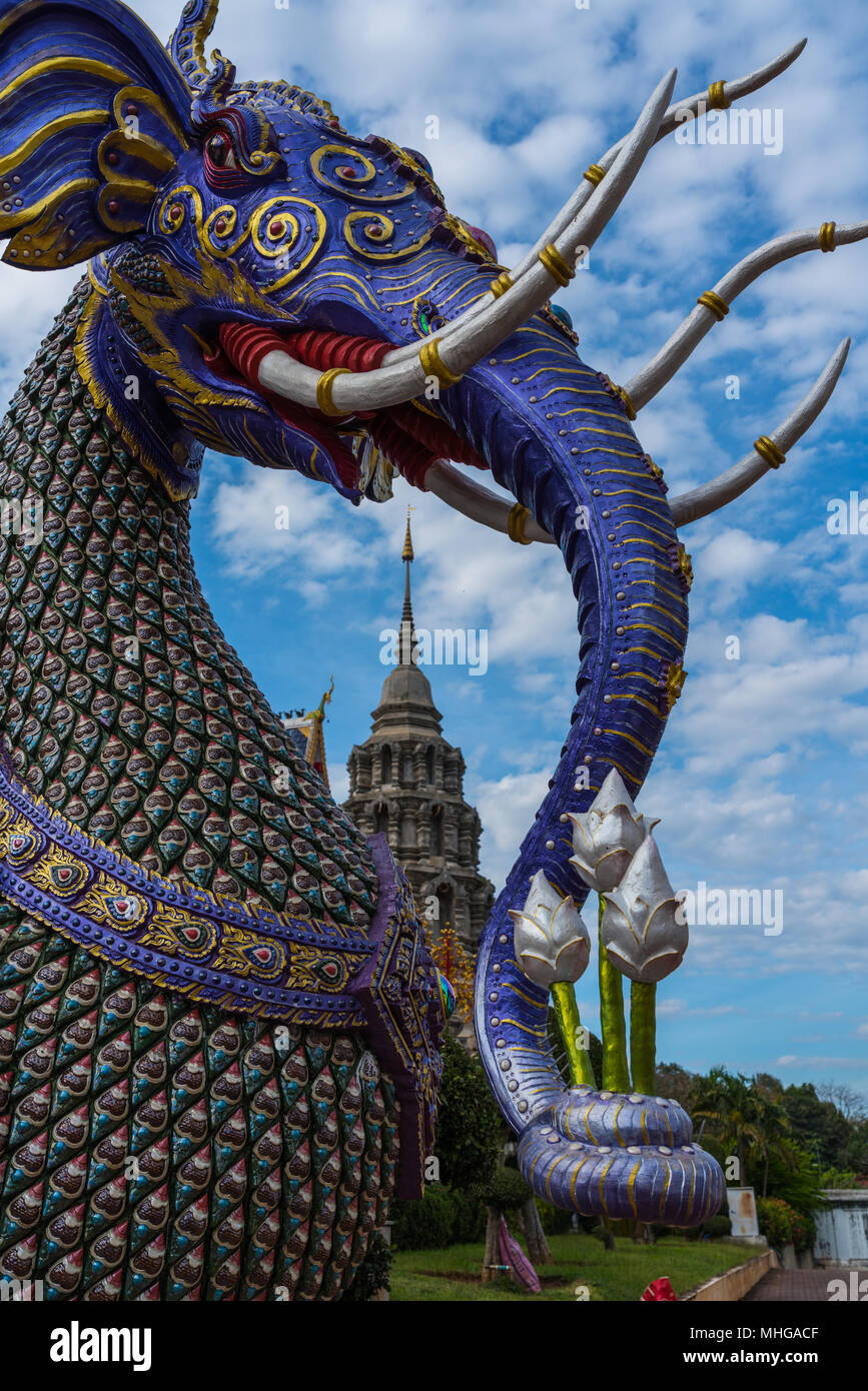 Littérature thaï décorées de sculptures d'animaux en grand Blue Temple (Wat Ban Den) beau temple, destination touristique dans Chiang Mai, Thaïlande Banque D'Images
