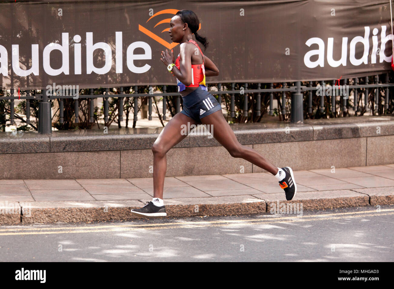 Mary Keitany a omis de contester Paula Radcliffe's 15-year-old record du monde comme elle disparu de discorde avant de terminer en cinquième place. Banque D'Images