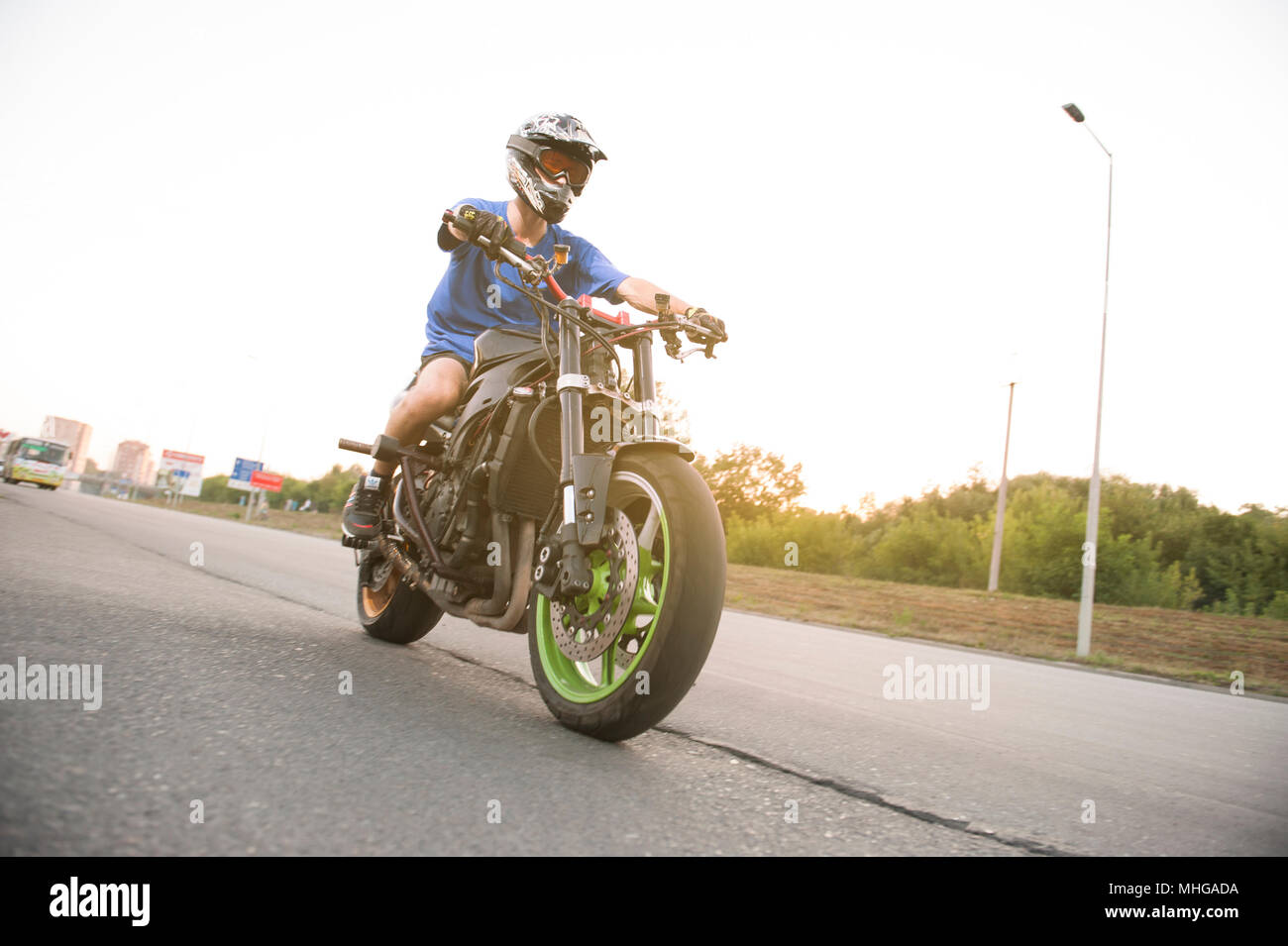 Ivano-Frankivsk, Ukraine - 9 août 2015 : Façade du motard assis sur le sport moto. Wearing blue shirt et casque de protection. Concept d'actif , extreme lifestyle. Banque D'Images